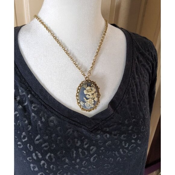 Vintage Gerrys Gold,Blue,White Gold Tone Victorian Rose Cameo Brooch Necklace - Picture 7 of 12